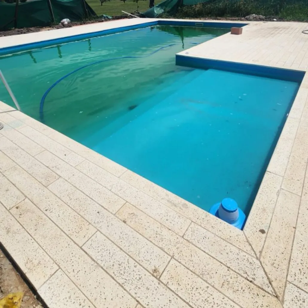 Piscina con bordes y solárium de piezas claras, publicada en la galería de Aquanort